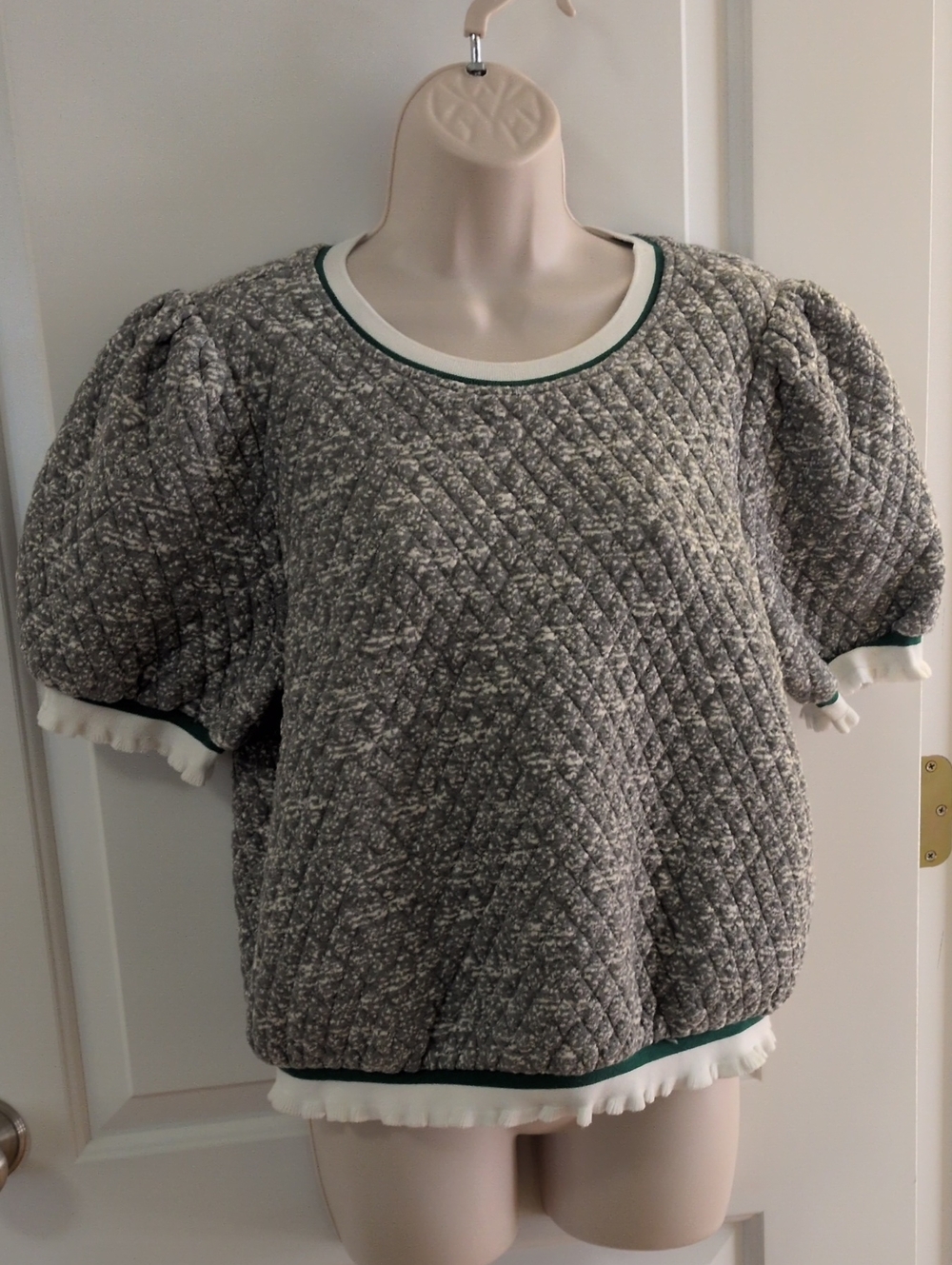 VOY Quilted Puff Sleeve Top - Picture 1 of 8
